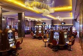 Người chơi trải nghiệm sảnh game đa dạng tại cm8 với giao diện tiếng Việt